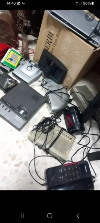 20 artículos de radios y teléfonos antiguos