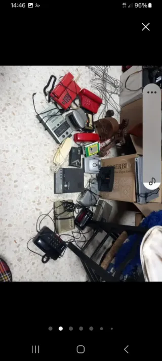 20 artículos de radios y teléfonos antiguos
