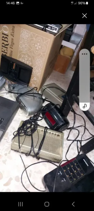 20 artículos de radios y teléfonos antiguos
