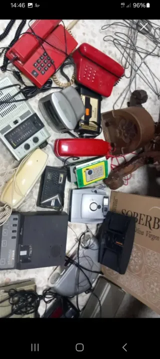 20 artículos de radios y teléfonos antiguos