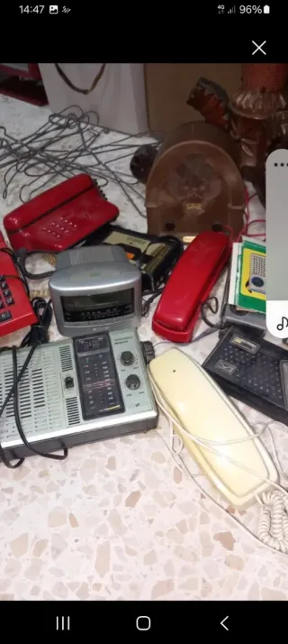 20 artículos de radios y teléfonos antiguos