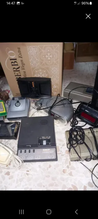 20 artículos de radios y teléfonos antiguos