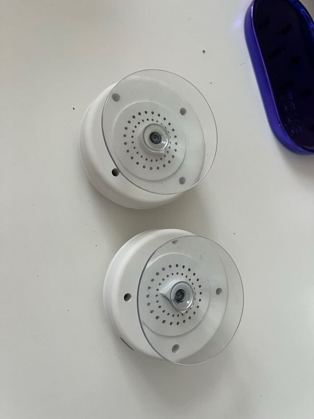 Altavoces blancos mini adhesivos - 2uds