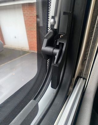 Seguro ventana caravana