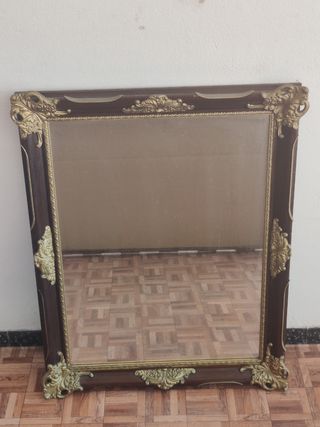 Espejo antiguo con marco dorado