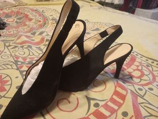 Tacones negros de ante