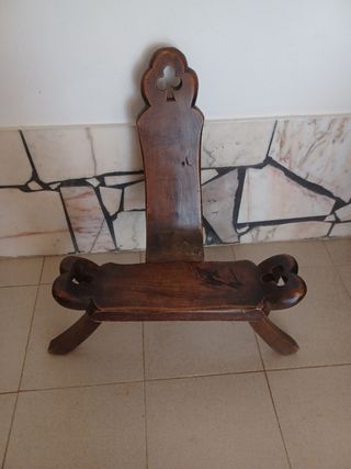 Cadeira antiga de madeira