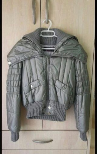 Cazadora acolchada gris plata