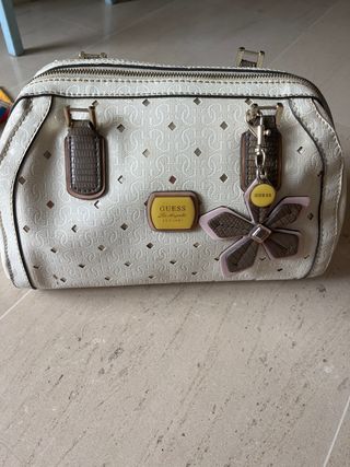 Bolso Guess blanco roto. 