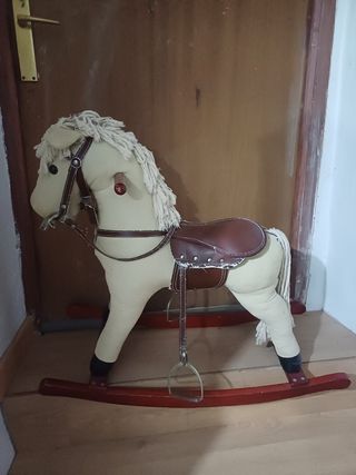 Caballito mecedora infantil