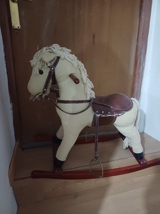 Caballito mecedora infantil