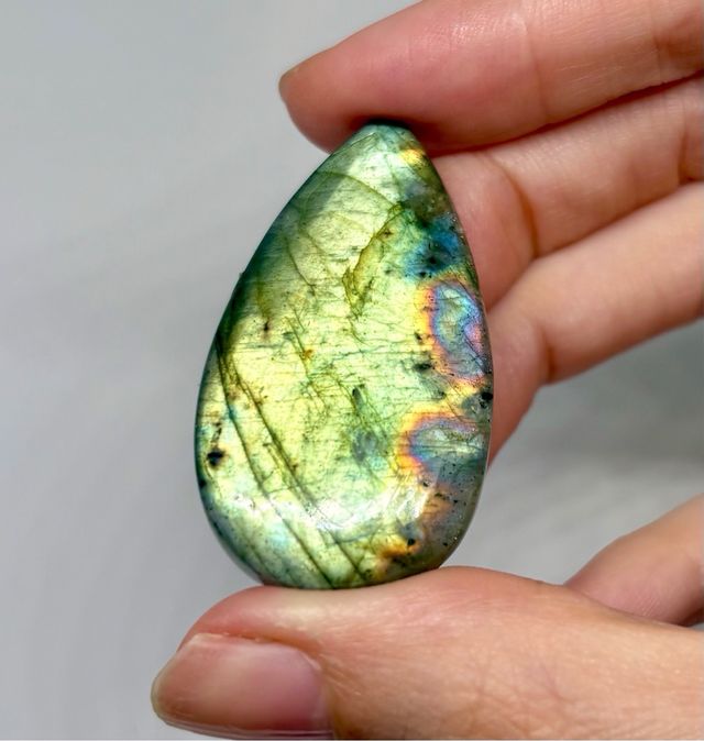 Labradorita verde multifuego, cabuchon calidad