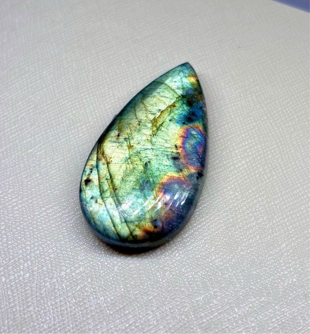 Labradorita verde multifuego, cabuchon calidad
