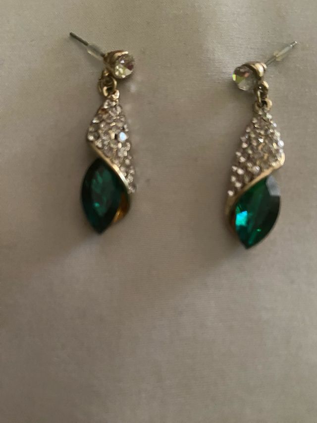Pendientes dorados con piedras verdes