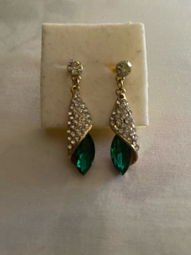 Pendientes dorados con piedras verdes