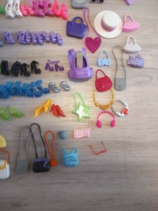 Zapatos,bolsos, gafas, gorros, complementos Barbie