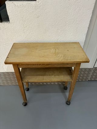 Mesa auxiliar de madera rústica