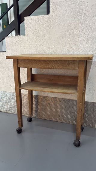 Mesa auxiliar de madera rústica