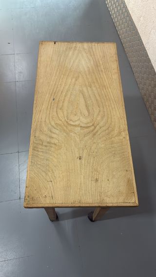 Mesa auxiliar de madera rústica