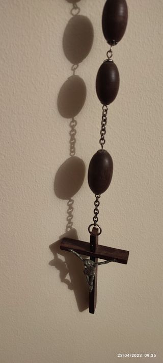 Rosario vintage in legno scuro