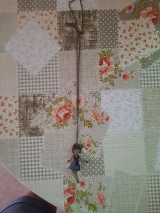 Collar con colgante de muñeca azul