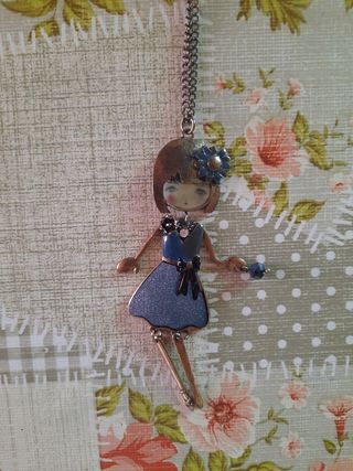 Collar con colgante de muñeca azul