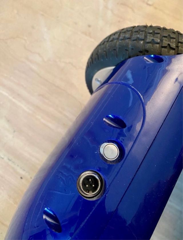 Patinete eléctrico azul