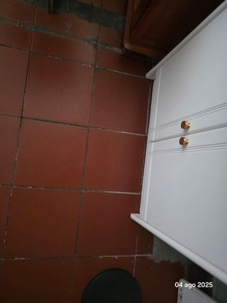 Mueble lavabo blanco con espejo