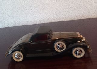 Coche antiguo de coleccionista con radio