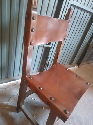 Silla antigua de cuero marrón