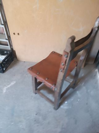 Silla antigua de cuero marrón