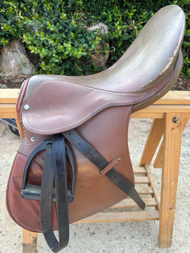 Cabezada y silla montar cuero marrón