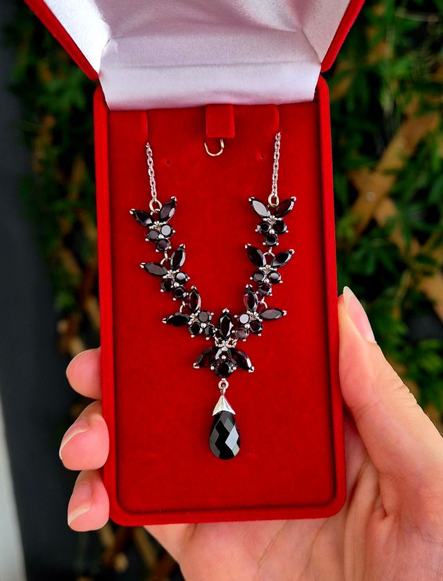 ¡Nuevo! Collar de plata granates naturales checos.