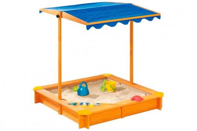 Arenero infantil con toldo y heladería