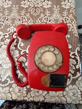Teléfono rojo antiguo de pared.