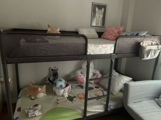 Litera Ikea grisácea. Con 1 colchón de 90, 120€ .