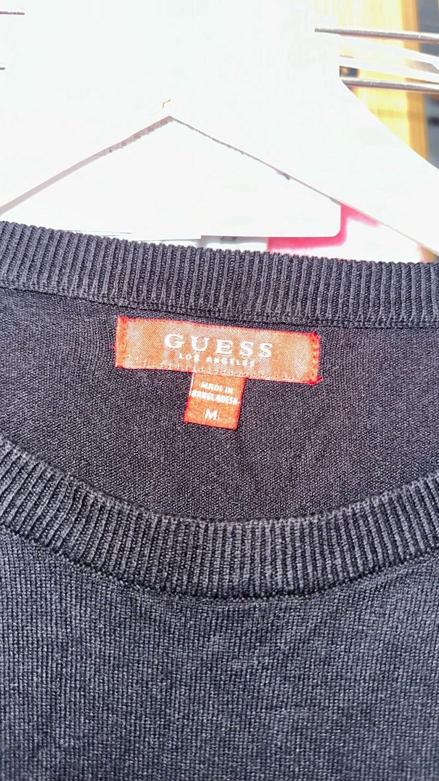 Jersey negro marca Guess