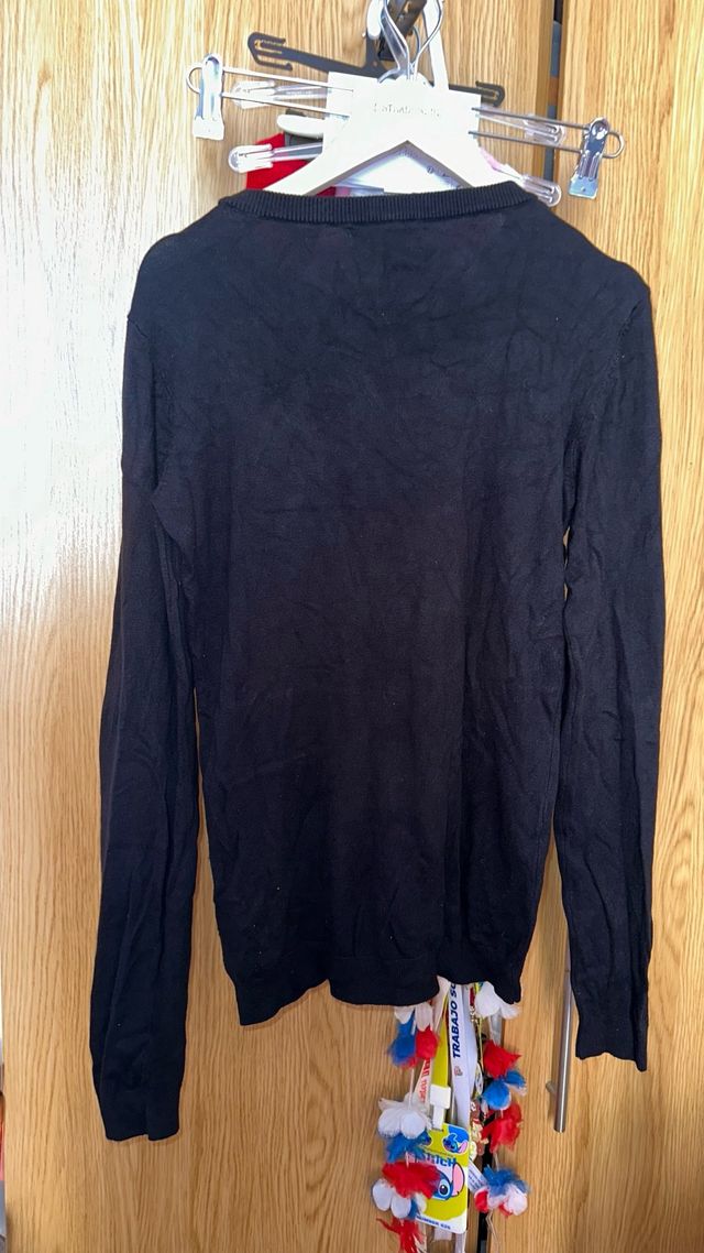 Jersey negro marca Guess