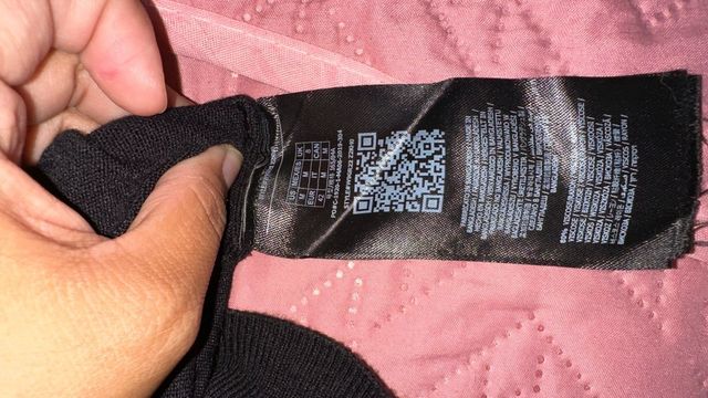 Jersey negro marca Guess