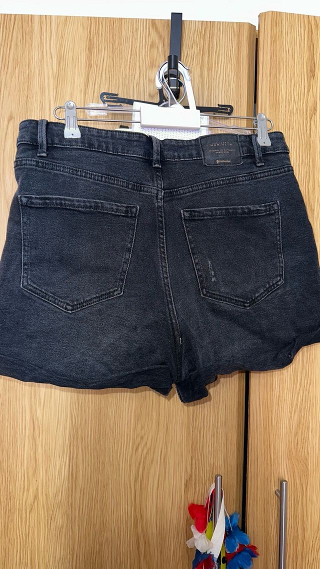 Shorts negros Stradivarius