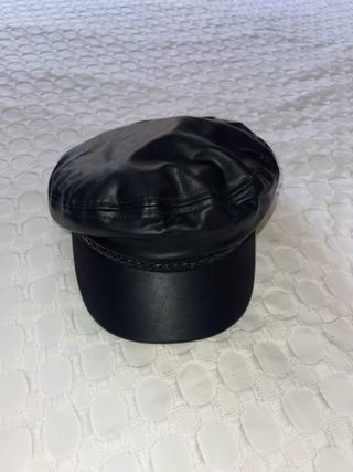 Boina negra de cuero sintético