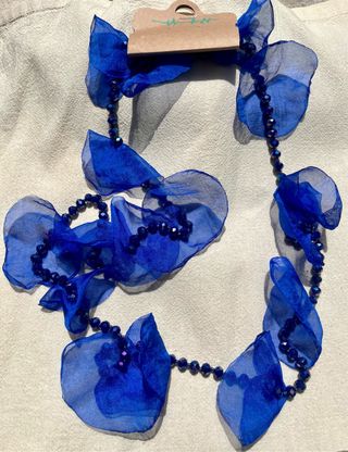 Collar azul organza y pedrería. Nuevo