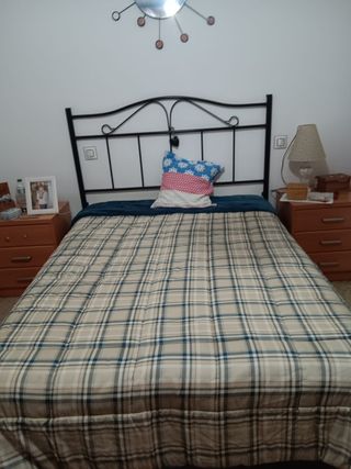 Cama matrimonio con somier y cabecero 1.90 x 1.35.