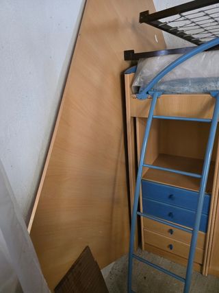 Cama nido con armario, y escritorio de habitacion