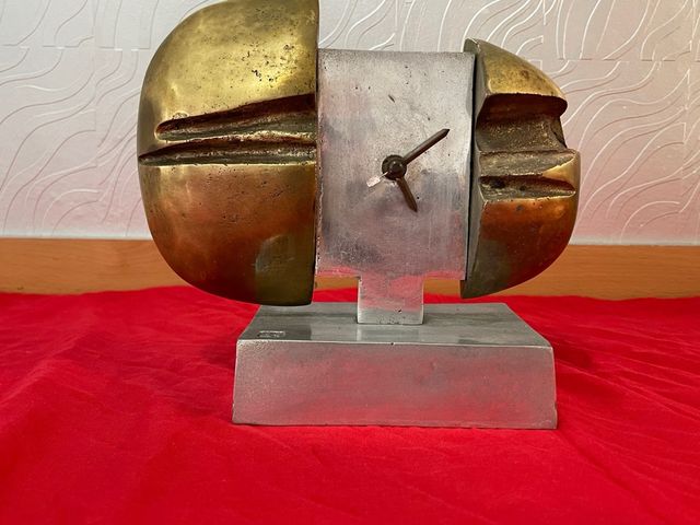 Reloj brutalista dorado y plateado David Marshall