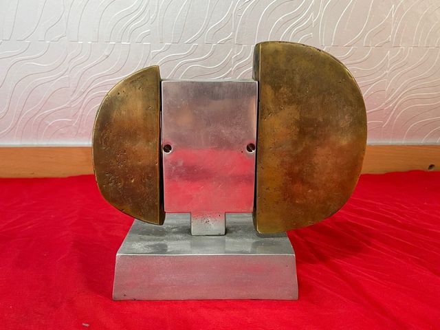 Reloj brutalista dorado y plateado David Marshall