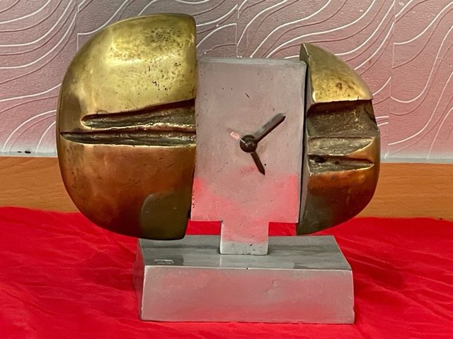 Reloj brutalista dorado y plateado David Marshall