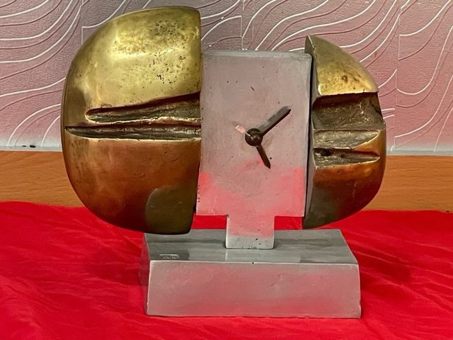 Reloj brutalista dorado y plateado David Marshall