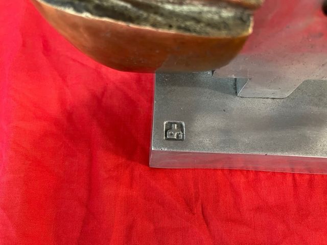 Reloj brutalista dorado y plateado David Marshall