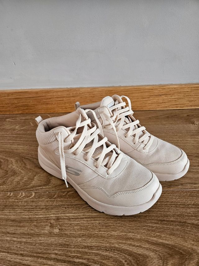 Zapatillas Skechers beige En muy buen estado.